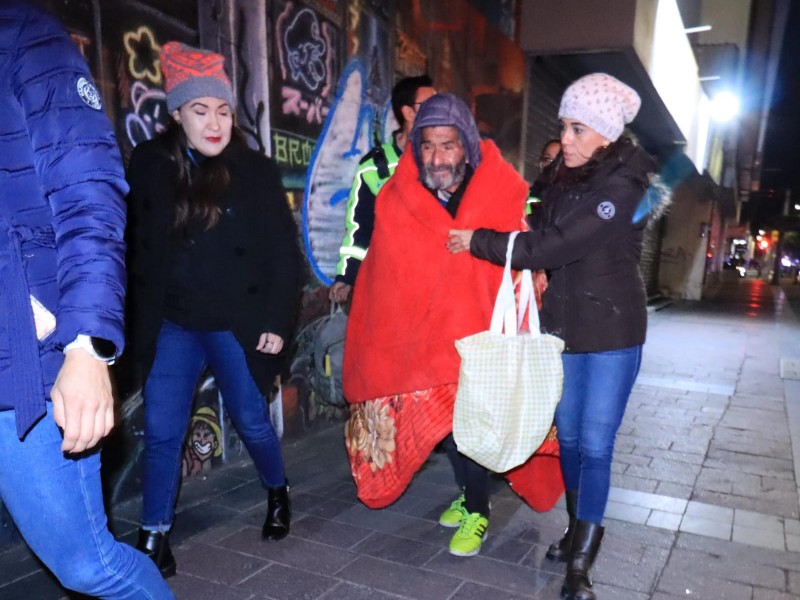 Atienden a personas en condición de calle en albergue Cáritas