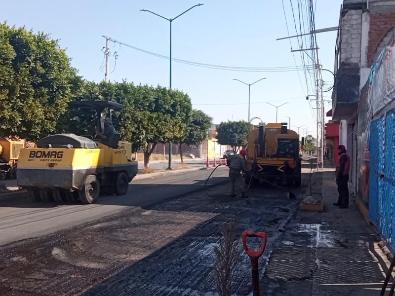 Atienden baches en calle San Martín