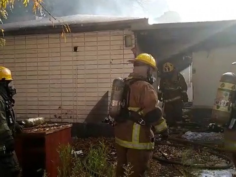 Atienden bomberos incendios de viviendas y maleza