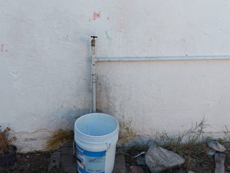 Atienden clases en primaria de Guadalajara con escacez de agua