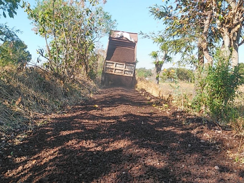 Atienden demandas de ejidatarios de Zamora, mejoran caminos rurales