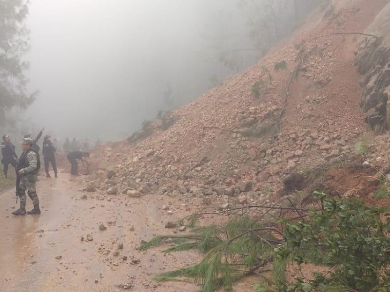 Atienden derrumbe en carretera Chinicuila-Aquila