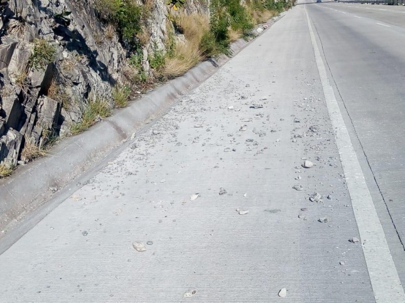 Atienden derrumbes generados por lluvias en Periférico Ecológico