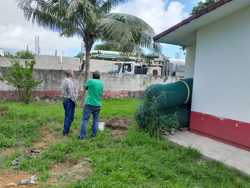 Atienden drenaje azolvado en kinder del Floresta