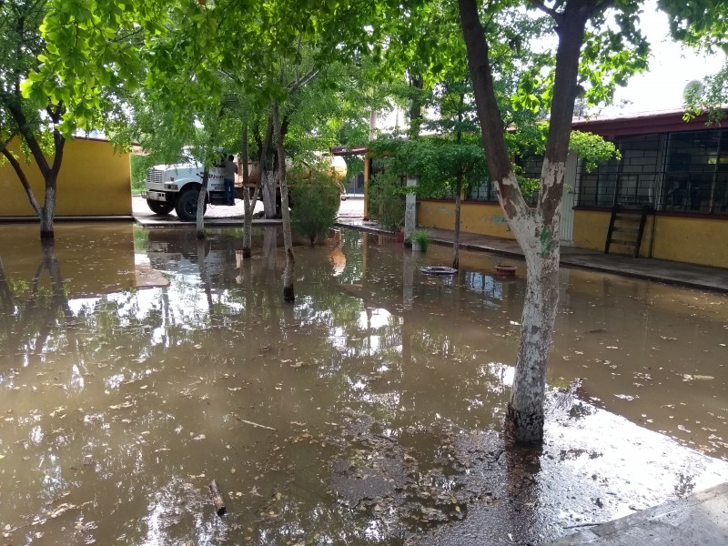 Atienden escuelas con encharcamientos por lluvias