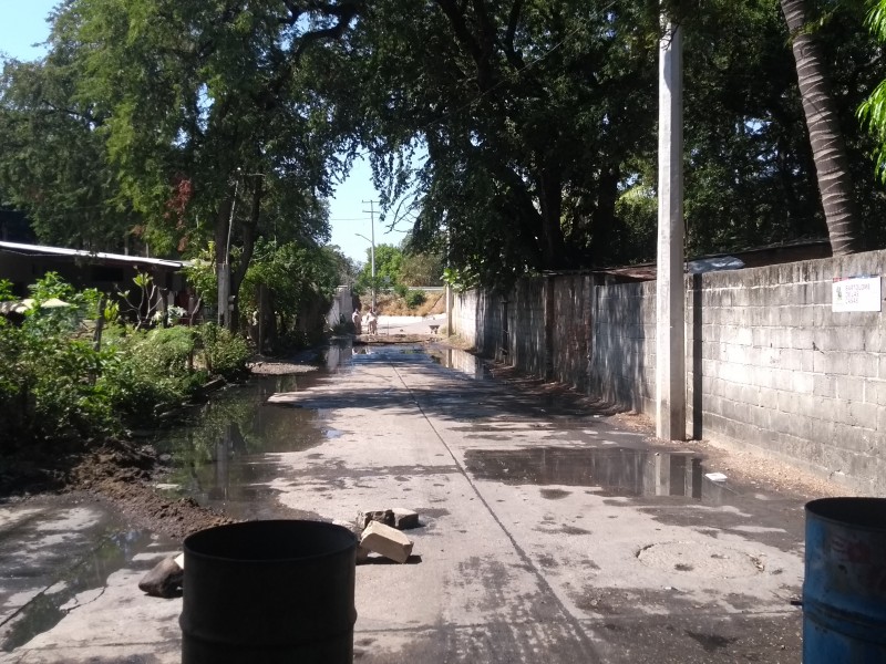 Atienden fuga de drenaje en San Jacinto