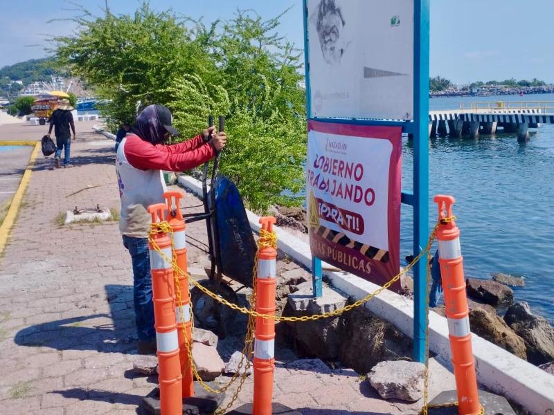Atienden hundimiento en La Puntilla por daños del oleaje