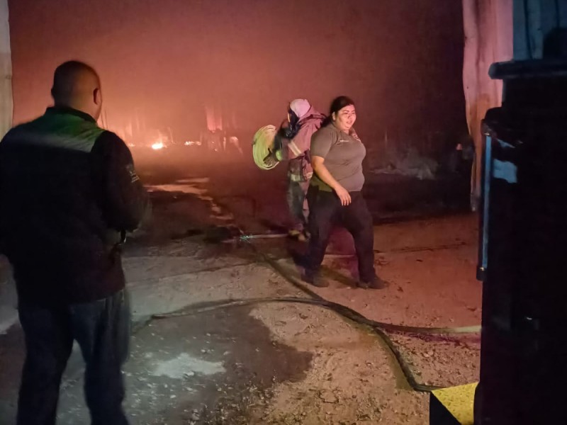 Atienden incendio de bodega en Bácum