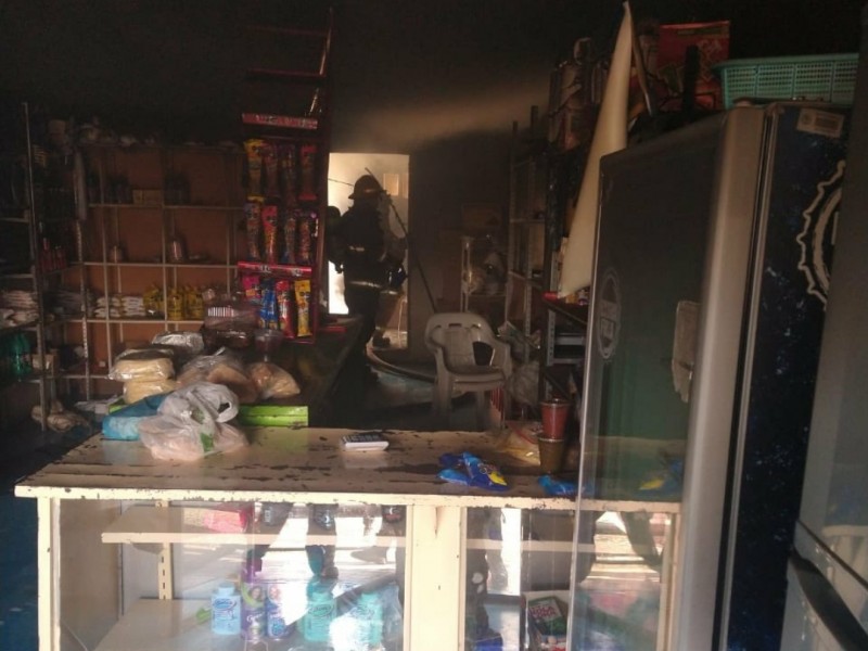 Atienden incendio en comercio de Guadalupe