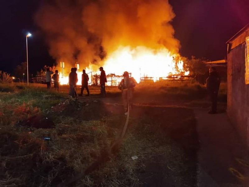 Atienden incendio en cuatro viviendas de la Mariano Abasolo