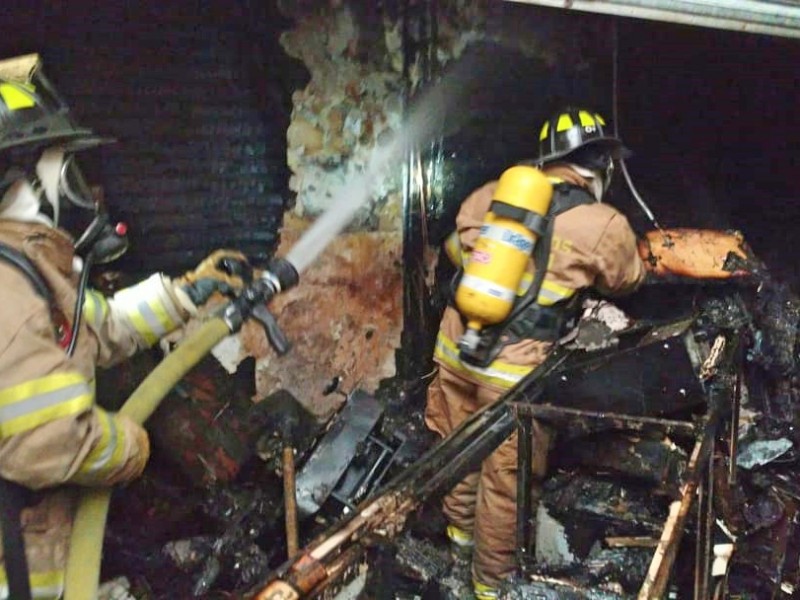 Atienden incendio en plaza de la tecnología