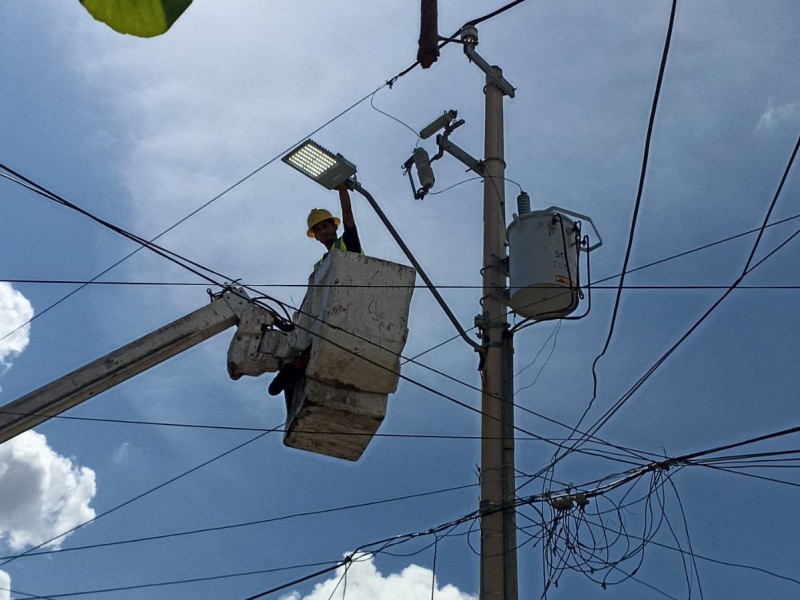 Atienden peticiones de alumbrado público en colonias del Puerto