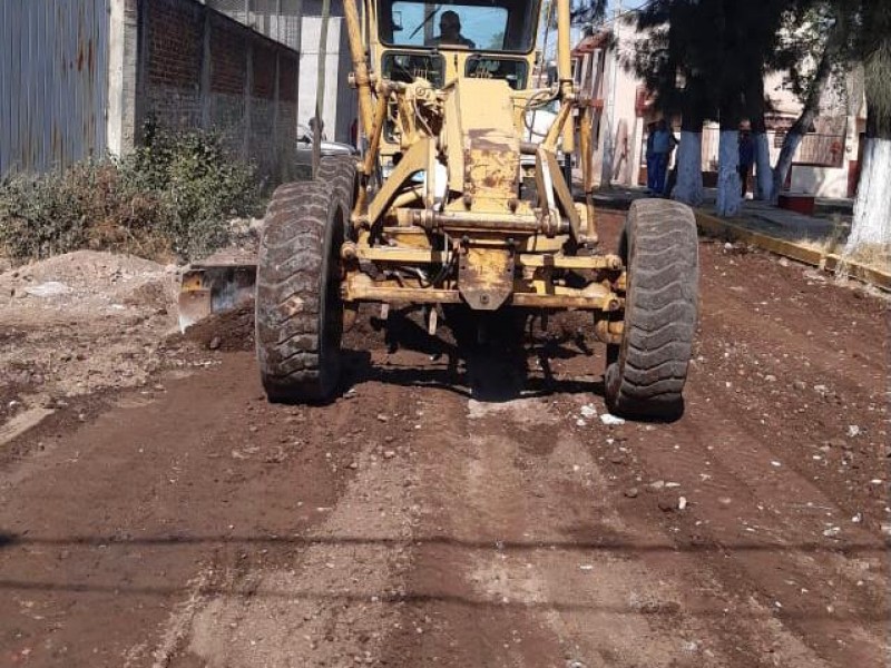 Atienden problemas en vialidades de la colonia Valencia en Zamora