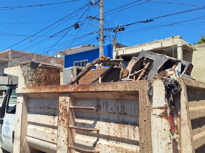 Atienden reporte de acumulación de basura en colonia de Mazatlán