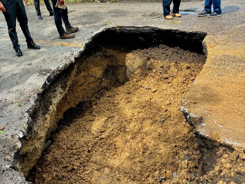 Atienden socavón en carretera Tantoyuca–San Sebastián