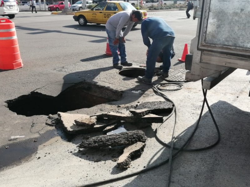 Atienden socavon que se abrió en avenida Constituyentes