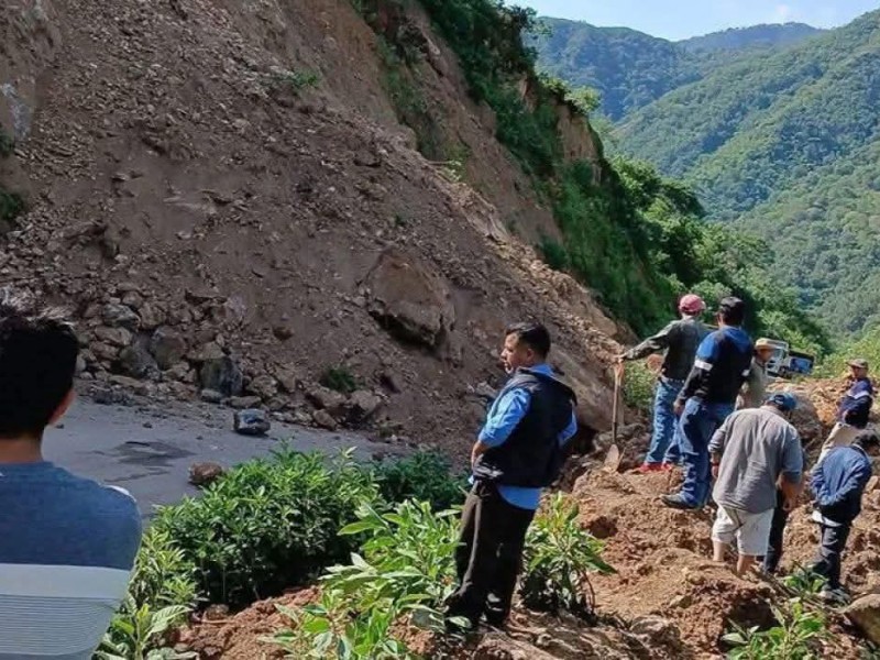 Atienden tramos incomunicados por lluvias en La Concordia