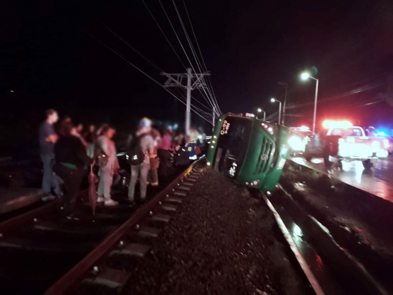 Atienden volcadura de autobús en Tlajomulco