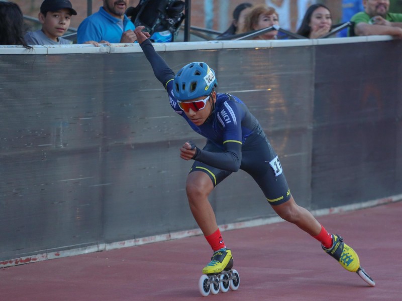 Atleta michoacano se prepara para campeonato de patinaje