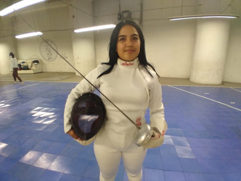 Atleta sonorense busca apoyo para competir en esgrima