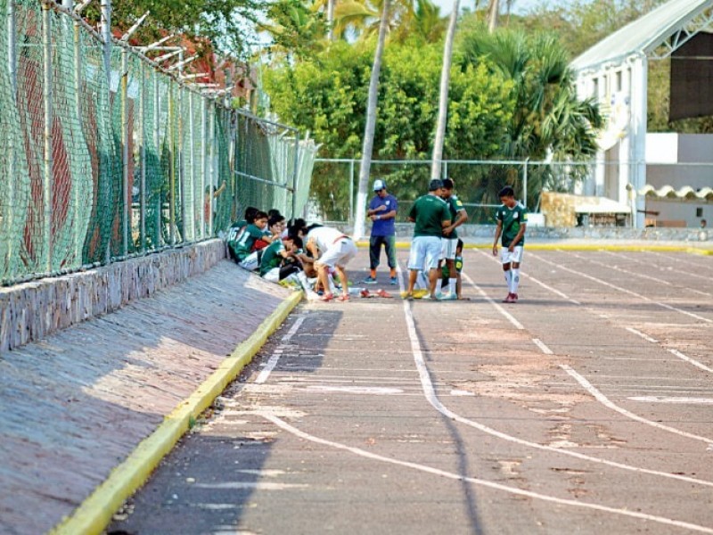 Atletas azuetenses expuestos ante pista de tartán deficiente