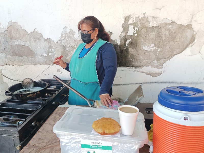 Atole y gorditas, una tradición de los culichis