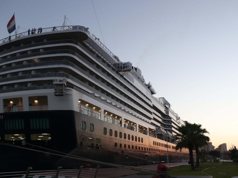 Atraca crucero en Puerto Vallarta, desembarcan 187 tripulantes