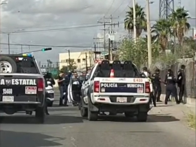 Atrapan a tres sujetos que armados se paseaban en vehículo robado