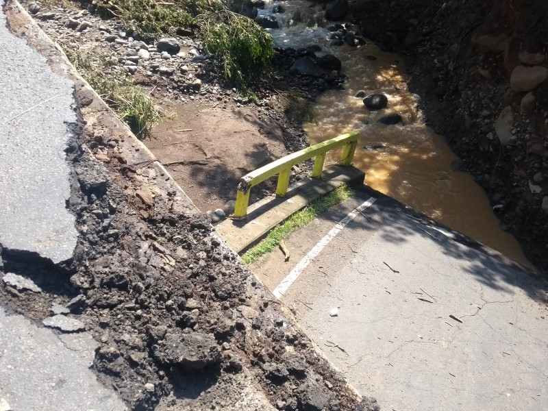 Atapan incomunicado, tras derrumbe del puente 