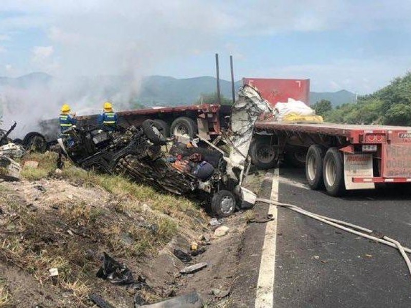 Tráiler enviste a vehículo, fallecen 3 adultos y 2 menores