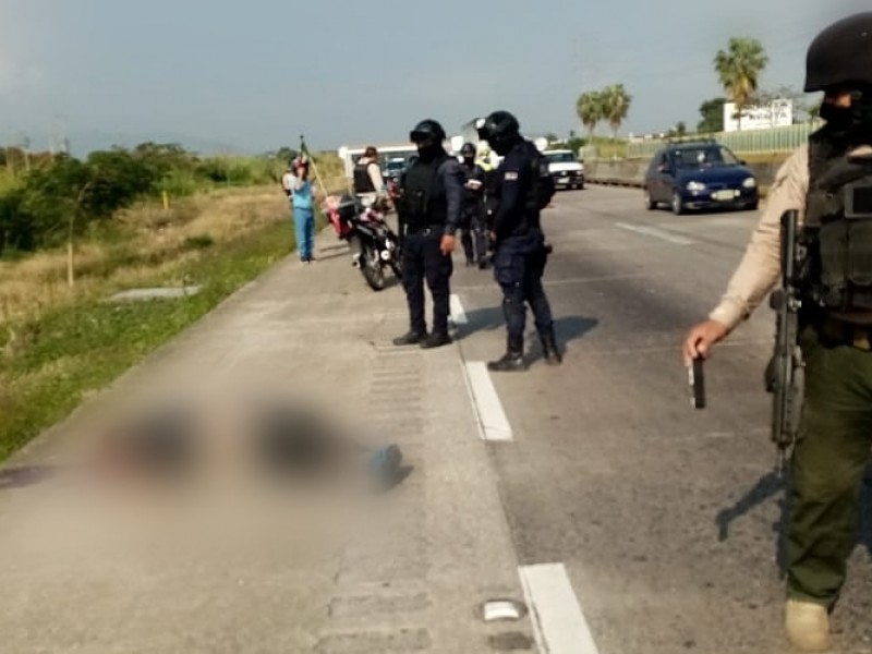 Atropella tráiler a hombre al intentar cruzar autopista.