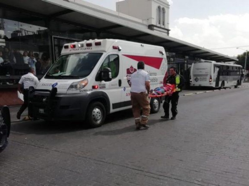 Atropella unidad de RUTA a mujer y menor de edad