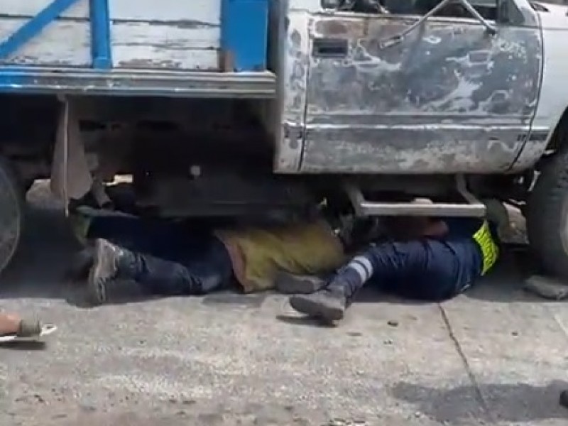 Atropellan a motociclista en Armería; quedó bajo la camioneta