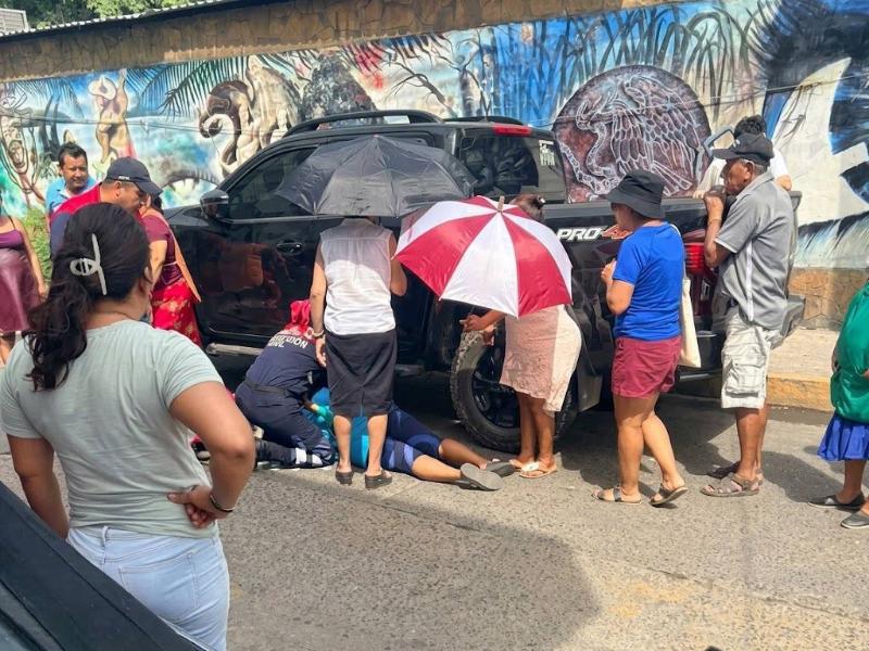 Atropellan a mujer en el centro de Zihuatanejo; conductor huye