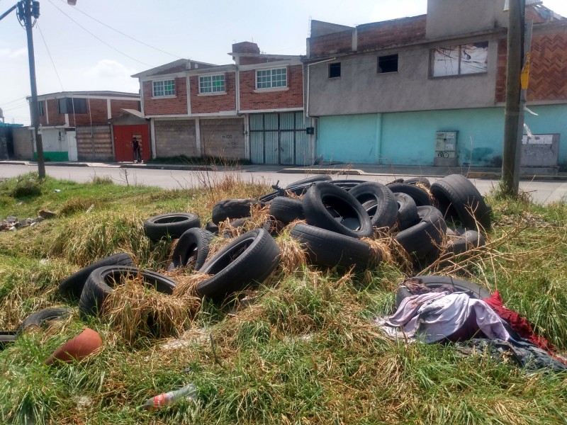Aumenta abandono de neumáticos en calles del EDOMEX