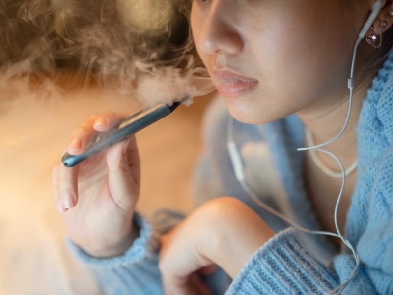 Aumenta adicción a vapeador en jóvenes, reportan más de 300 casos