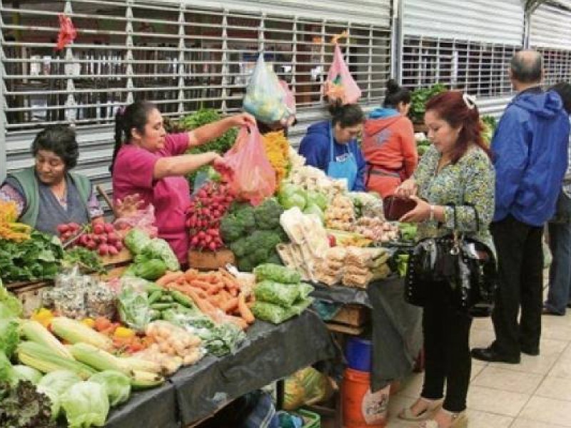 Aumenta afluencia de personas en mercados de la capital