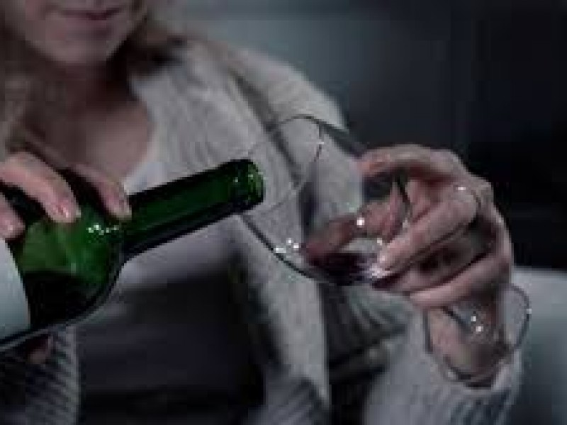 Aumenta consumo de alcohol en mujeres