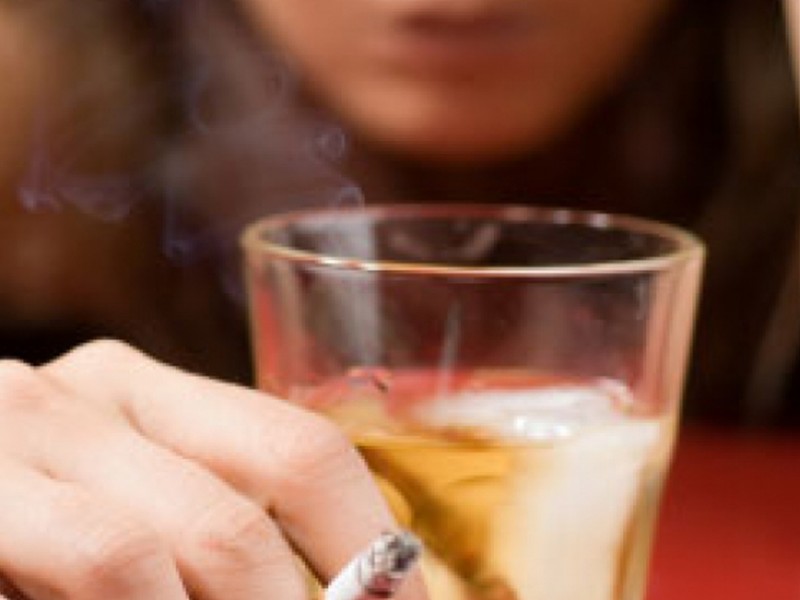 Aumenta consumo de alcohol en mujeres