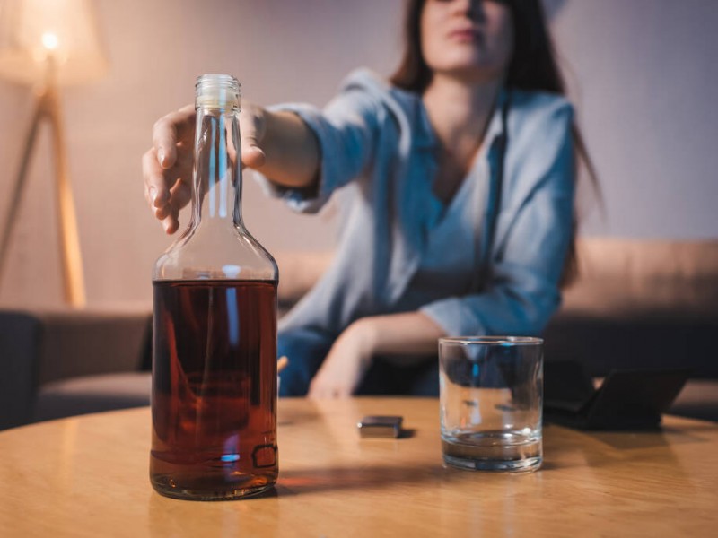 Aumenta consumo de alcohol en mujeres
