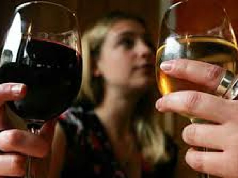 Aumenta consumo de alcohol en mujeres: Alcohólicos Anónimos