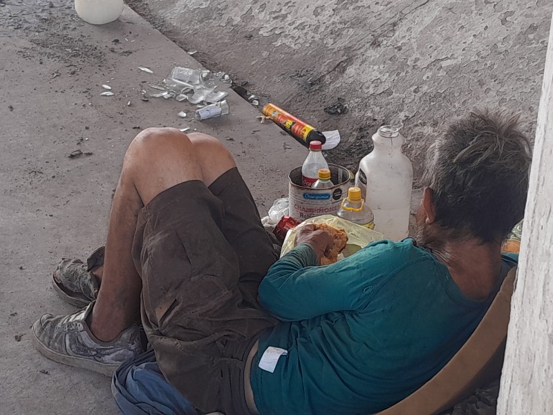 Comen bajo puentes, duermen en banquetas, una realidad que no quieren ver