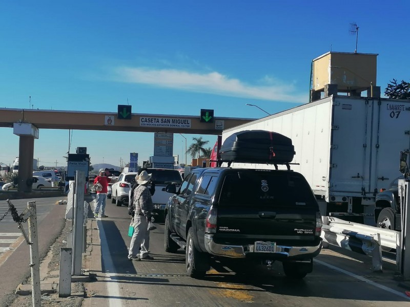 Aumenta tráfico vehicular en caseta de cobro San Miguel