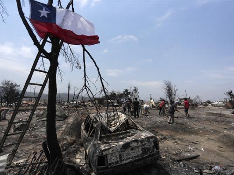 Aumentan a 99 las muertes por incendios en Chile
