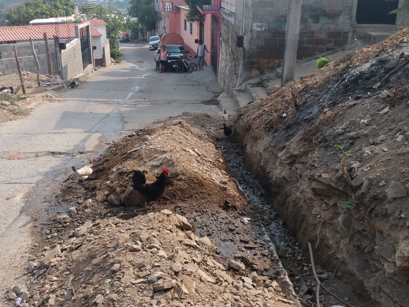 Aumentan afectaciones por colapso de drenajes en barrio Guichivere