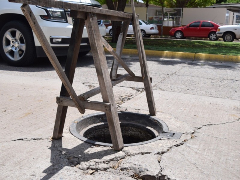 Aumentan alcantarillas abiertas en Los Mochis por robo de brocales de acero