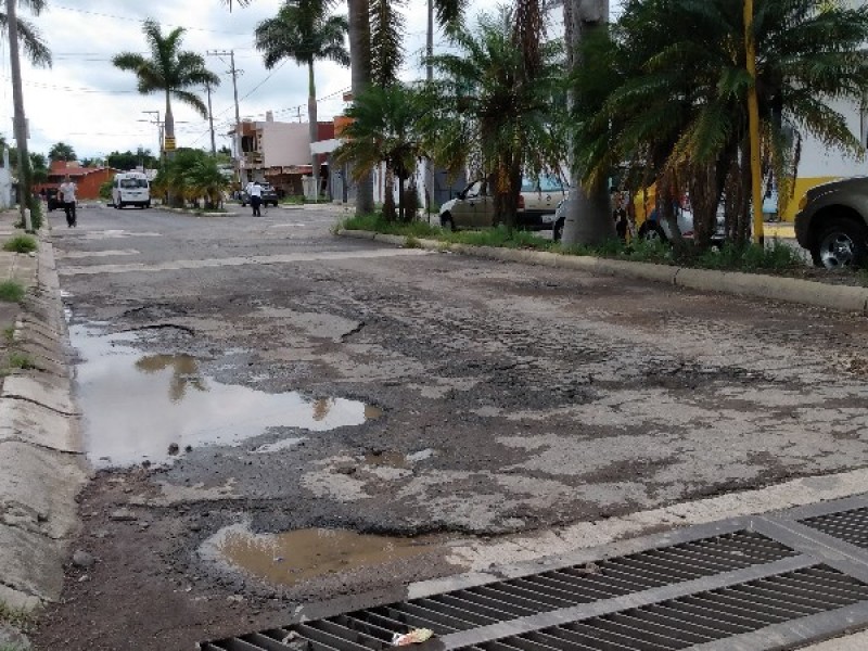 Aumentan baches en entrada a Valle Real