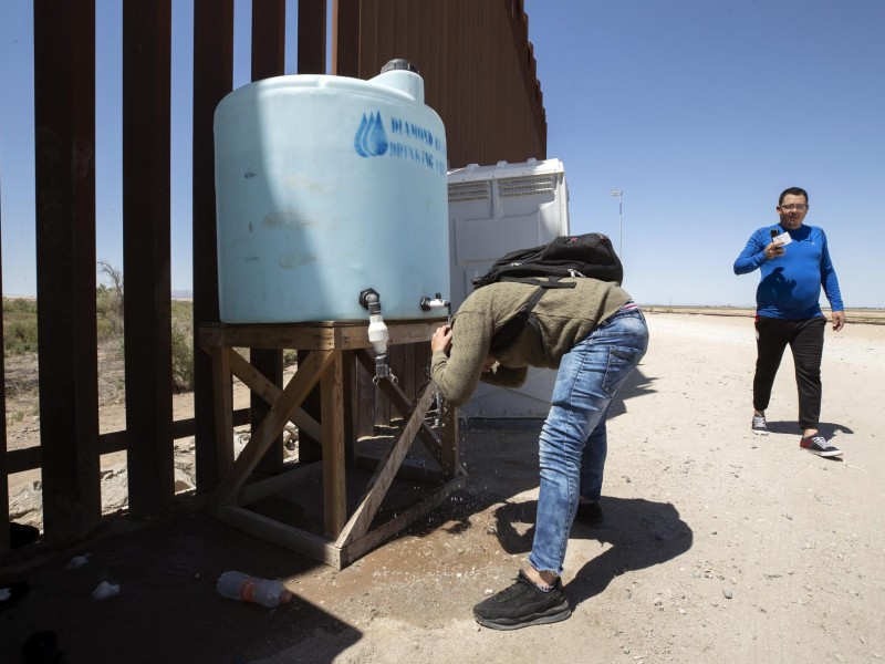 Aumentan estaciones de agua en frontera México-Arizona por Calor