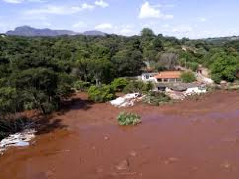 Aumentan muertos por derrumbe de presa en Brasil