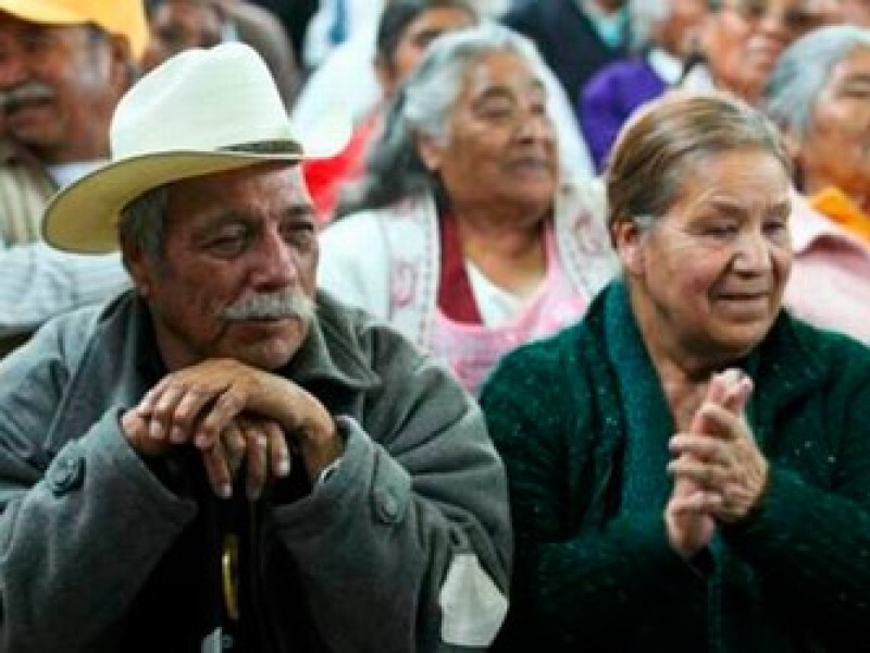 Aumentará pensión a adultos mayores y bajará edad